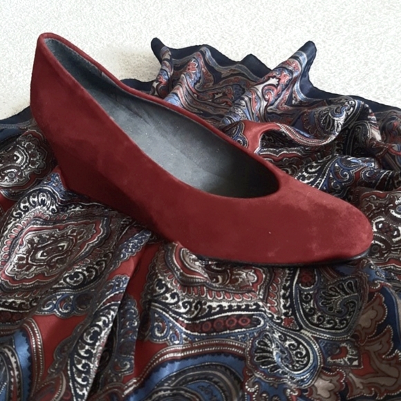 STUART WEITZMAN Gorgeous Rich Burgundy Red Suede Wedge Pumps - Near New - Picture 8 of 17